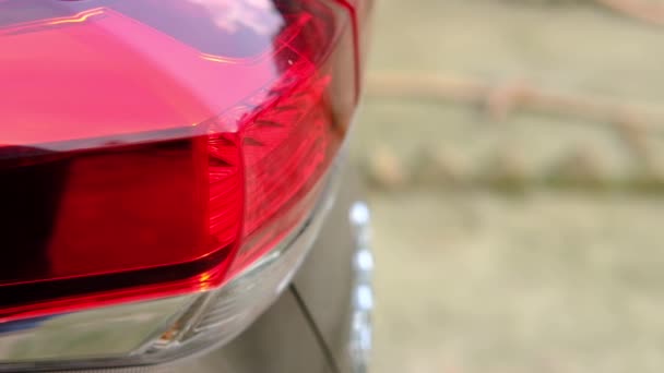붉은 SUV 를 탄 뒷발의 자동차 랜턴 — 비디오