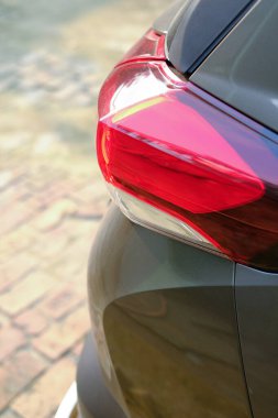 Kırmızı jipin sol arka farı.