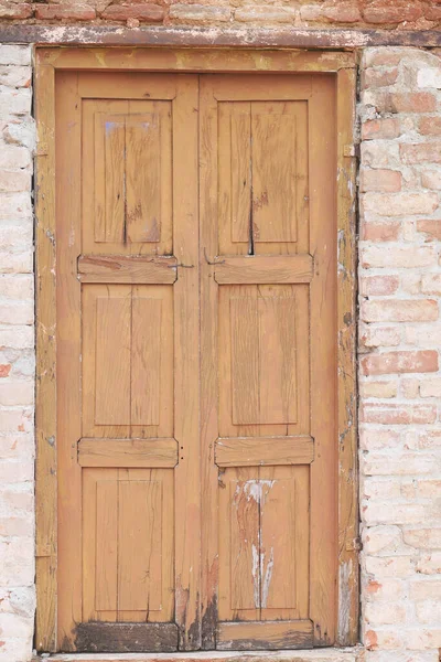 Vieille porte en bois dans mur en béton , — Photo