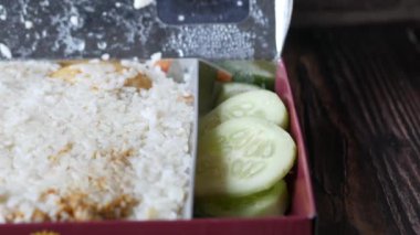  Sofrada bir paket koyun eti biryani yemeği. 