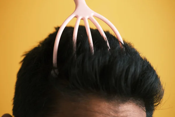 Homens tendo uma massagem no couro cabeludo com uma escova , — Fotografia de Stock
