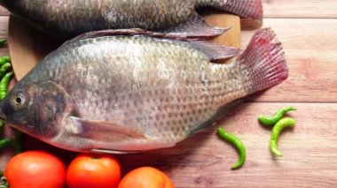 Yemek yapmaya hazırlanmak için doğrama tahtasındaki çiğ taze balık. ,