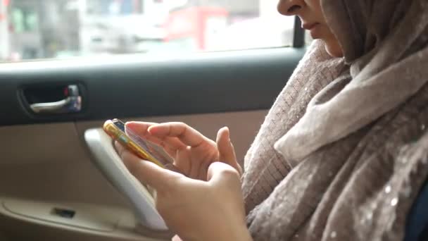 Kadınlar arabalarında akıllı telefonları tutarlar. — Stok video