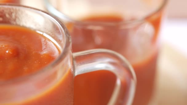 Rajčatová omáčka ve sklenici s čerstvým rajčetem na stole — Stock video