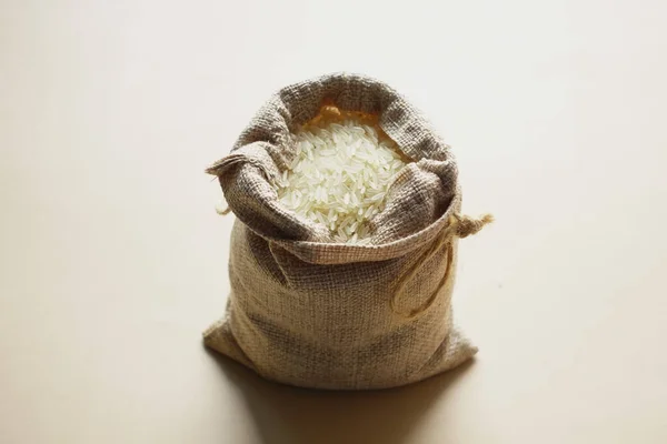 Рис в мешке на скатерти, Вид сверху . — стоковое фото
