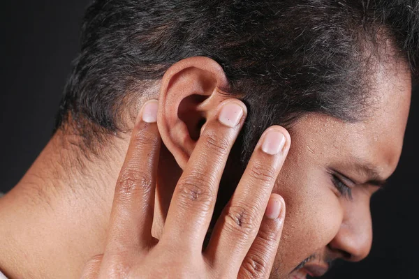 Jongeman met oorpijn die zijn pijnlijke oor raakt , — Stockfoto