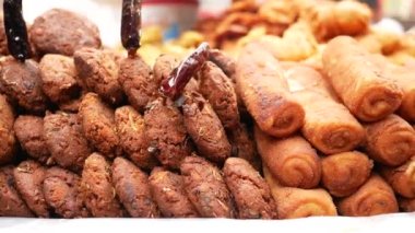 Ramazan iftarı Bangladeş 'te satılık gıda sergisi