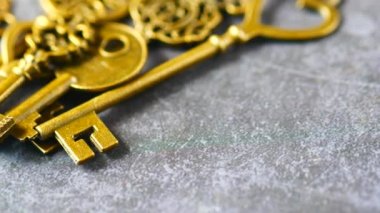 Masada çok sayıda eski anahtar var. 