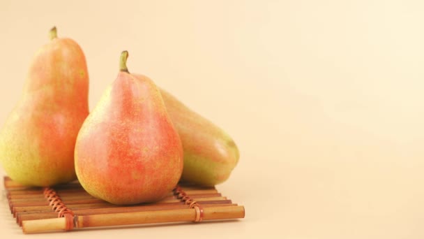 Skiva färska päron på bordet närbild — Stockvideo
