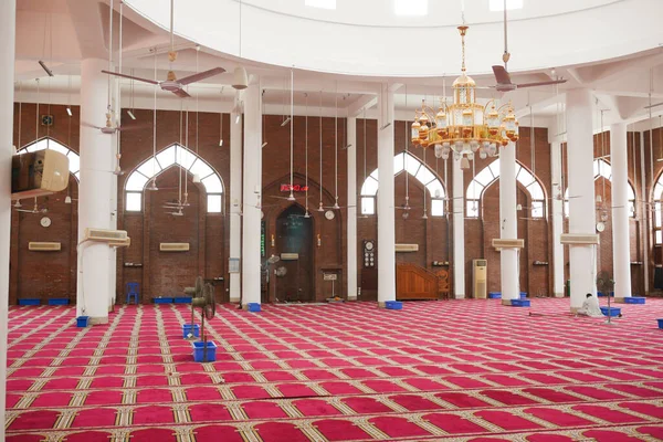 Dhaka Bangladeş 25 Ekim 2021, Dhaka 'daki Gulshan Camii' nin içi. 