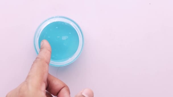 Hand hold a jar of hair gel, — Stock Video