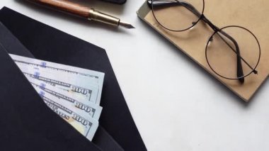 Masadaki zarfta 100 dolar nakit. 
