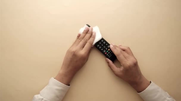 Pulizia Telecomando Tv con tessuto antibatterico.. — Video Stock