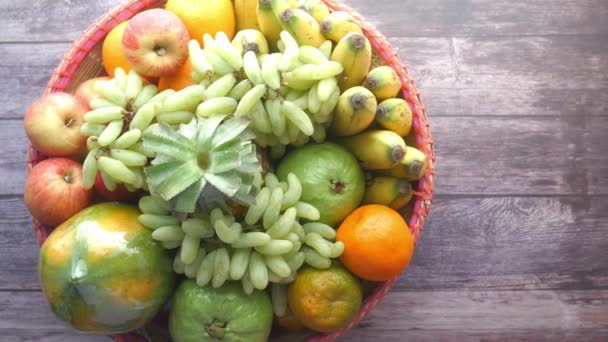 Vista superior de frutas mistas em uma tigela na mesa — Vídeo de Stock