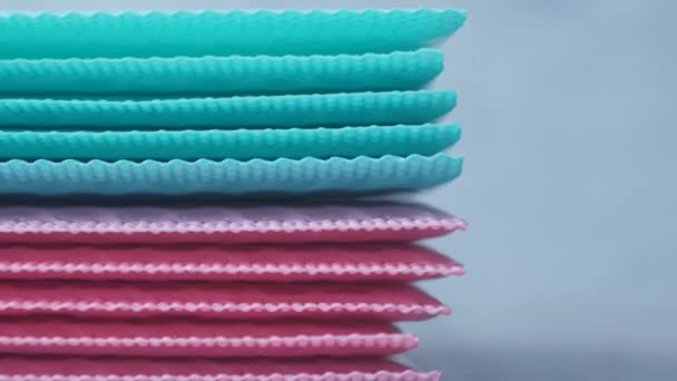 Green and pink color paper bubble envelope on table — Vídeo de stock