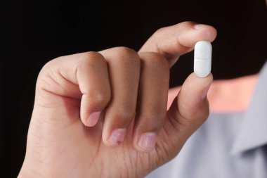 Elinde tek bir ilaç var. Yakın plan. 