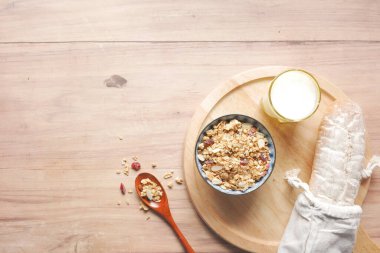 Ev yapımı Musli tabakta, ekmek ve süt masada. 