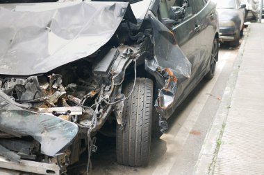 Siyah araba bir trafik kazasında hasar gördü. 