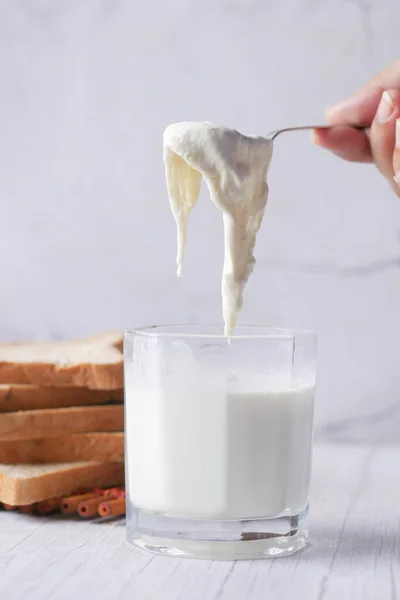 Verre de lait entier sur la table, Crème de lait. — Photo