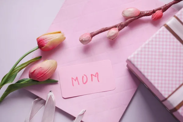 F regalo del día de la madre y flor en la mesa. — Foto de Stock