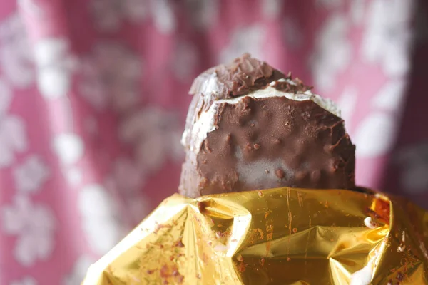 Trzymanie lodów o smaku czekolady — Zdjęcie stockowe