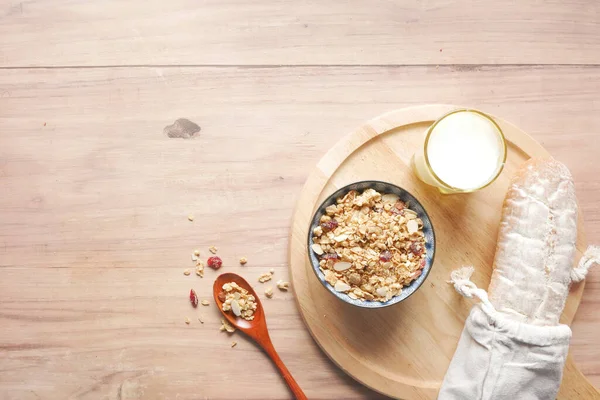 Ev yapımı Musli tabakta, ekmek ve süt masada. 