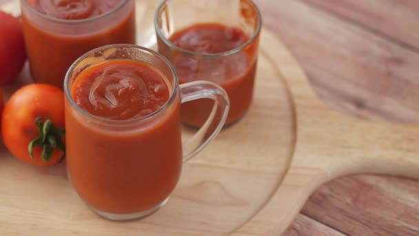 Salsa de tomate en un frasco con tomate fresco en la mesa — Vídeos de Stock