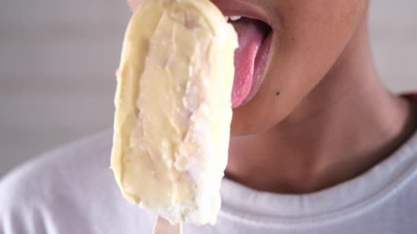 Rallentatore di adolescente ragazzo mangiare vanila sapore ghiaccio — Video Stock