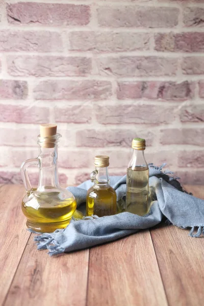 Botol minyak zaitun yang berbeda di atas meja — Stok Foto