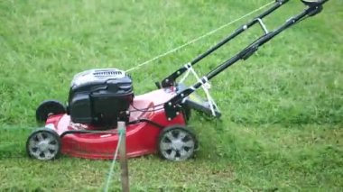 Bahçedeki çim biçme makinesinin yavaş çekimi,