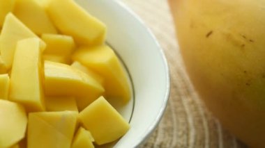  Sarı olgun kesim mango bir kase içinde tepeden aşağı 