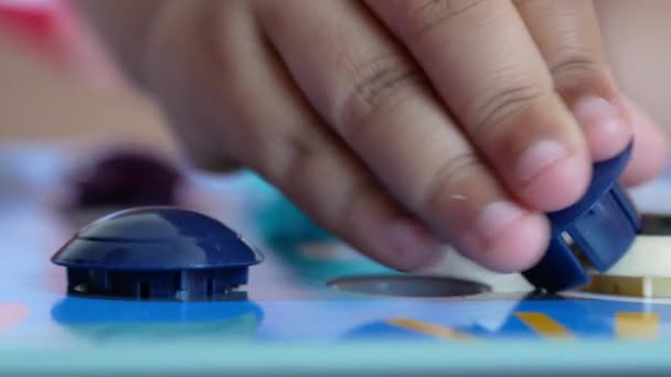 Batole hrát s počítání matematiky učení hračka . — Stock video