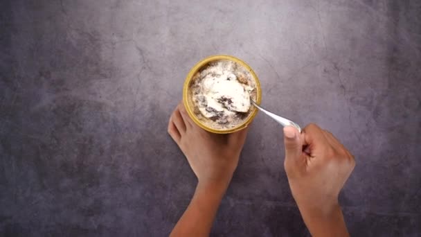 Young men eating vanila flavor ice cream in a container — Stock Video