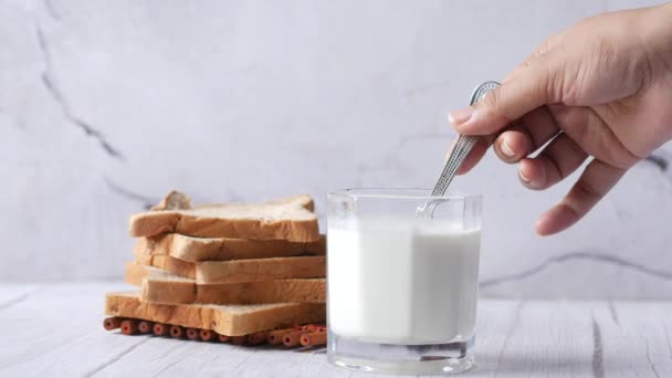 Vaso de leche entera en la mesa, Crema de leche. — Vídeos de Stock