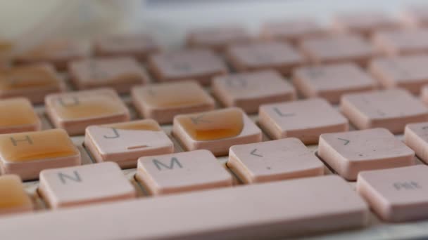 Разливание кофе на клавиатуре ноутбука. close up — стоковое видео