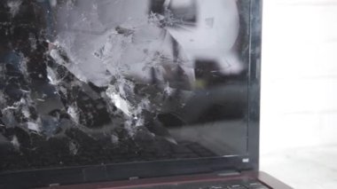 Masada kırık dizüstü bilgisayar ekranı kapat 