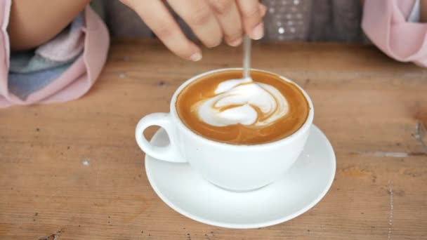 Osoba ruka míchání šálek kávy s lžičkou. — Stock video