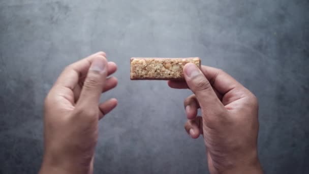 Cámara lenta de comer almendras y barras de proteína de avena — Vídeos de Stock