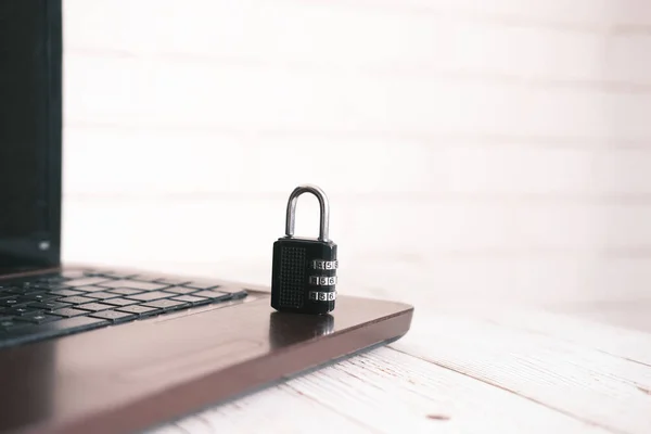 Concepto de seguridad de Internet con candado en el teclado del ordenador — Foto de Stock