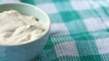 Masa örtüsünün üzerinde süt kremi var. 