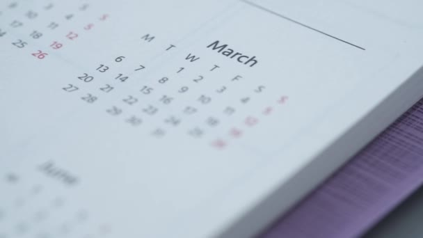 Detail opname van een kalender op tafel, — Stockvideo