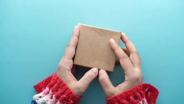 Top view of person open a empty small gift box — Stock Video