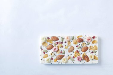  Beyaz sırtında beyaz çikolatayla fındık şekeri 