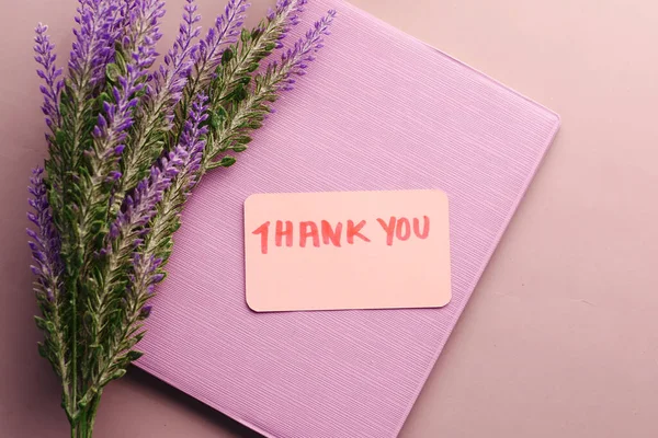 Mensaje de agradecimiento, bloc de notas y flor de lavanda en la mesa — Foto de Stock