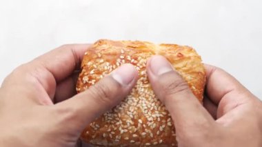 Taze ekmeği yakın mesafeden yiyen adamlar. 
