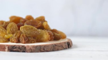  Beyaz ahşap arka planda büyük boy kuru üzüm 