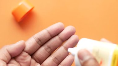  Güneş kremi sürüyorum. Yakın çekim. 