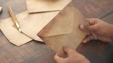 Zarfı masanın üzerinde tutarken arka görünüm 