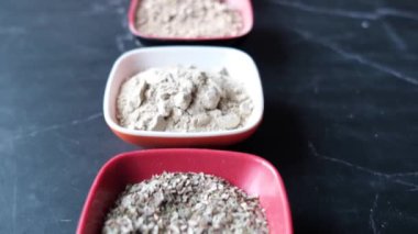 Sarımsak, acı biber ve zencefil tozu bir kasede 