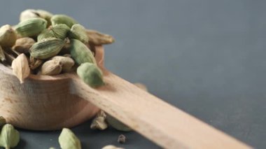 Kakule 'nin kapağını masadaki kaşıkta kapat. 